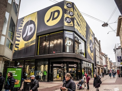Felle gevel van JD Sports in centrum Arnhem maakt de tongen los: mag dit wel?