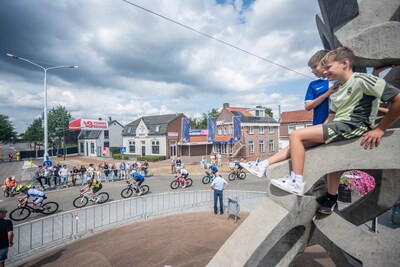 LIVE Daags na de Tour 2026 | Boxmeerse wielerzaak wint ‘bedrijvenbokaal’ • Gemeente blundert met nie