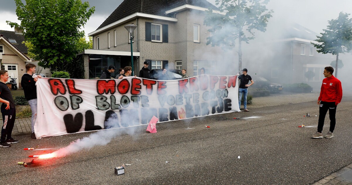 Escharen zwaait ‘hun’ NEC-rechtsback Bart van Rooij uit met vuurwerk en spandoek
