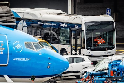 Veiligheidsrisico op Schiphol: ‘Chauffeur zonder papieren bestuurt nu de bus naar je vliegtuig’
