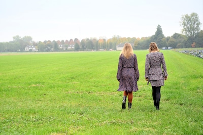 Oppasvader na 20 jaar veroordeeld voor misbruik dankzij moedige zussen: ‘Ik voel me nu een strijder’