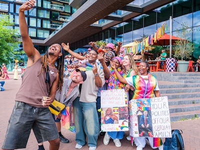 ‘Mijn vriendin werd vermoord omdat ze van mij hield’: vijf queer vluchtelingen beleven voor het eerst de Pride
