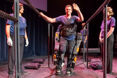 Robotpak zorgt voor wereldprimeur: Daan kan weer lopen door er alleen aan te denken