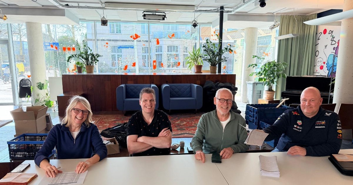 Rood bolletje kleuren in Hengelo: ‘De jonge lijsttrekker vind ik sterk’