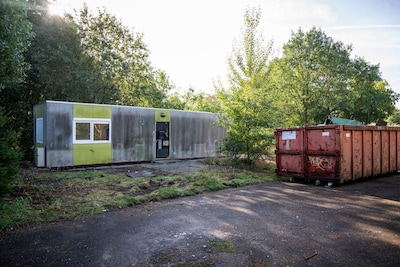 Zijn hele leven verdwijnt in een container, alleen Jeroens schoenen hangen nog in de bomen