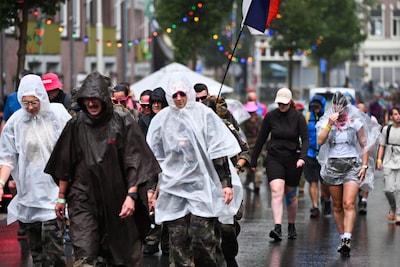 LIVE Vierdaagse 2026 | Nat pak voor wandelaars • NEC-directeur knipt kaartjes