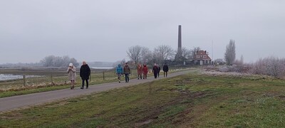 Wandelen over de dijk en naar school tijdens hoogwater