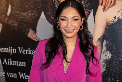 April Darby vierde haar eindexamen dansend op Pitbull onder de Griekse zon