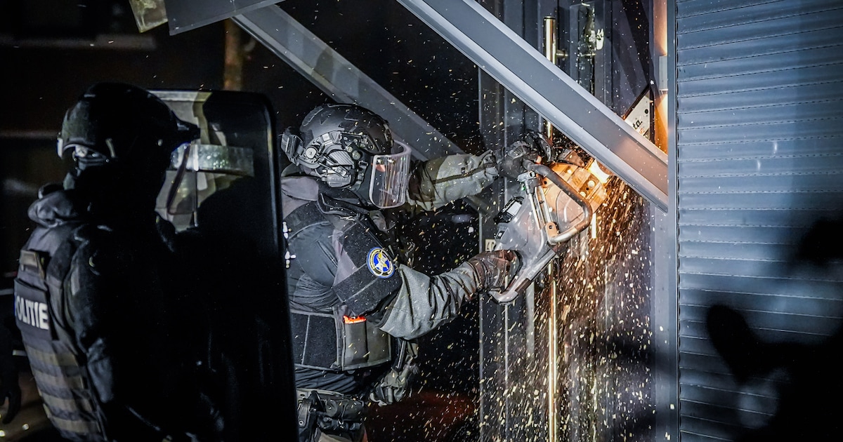 Exclusieve horloges en veel geld gevonden na inval in Eindhoven: OM en politie laten weinig los
