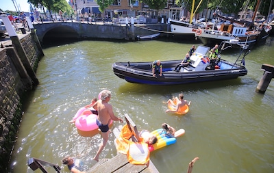 Brugspringers negeren massaal zwemverbod en dan gaat het mis: ‘Het was een doffe klap, heel eng’