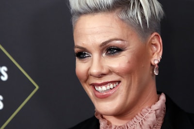 Pink brengt oud en nieuw door in ziekenhuis na operatie