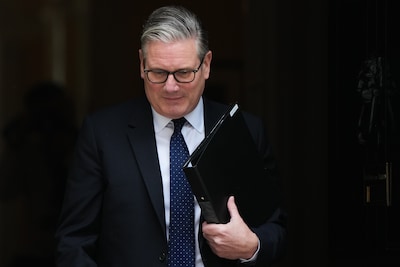 Britse premier Starmer lijkt niet te zwichten voor de druk: hij blijft doorgaan met land besturen
