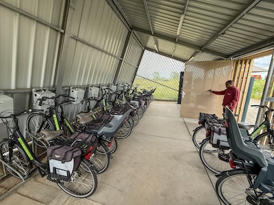 Reizigers reageren stomverbaasd: op deze parkeerplaats in Nijmegen staan gratis e-bikes die niemand 