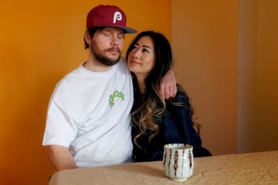 Lukas (33) ligt 22 uur per dag in het donker door long covid: ‘Als iemand een kaartje stuurt, moet ik al huilen’