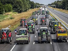 Pantservoertuigen van Marechaussee naar Schiphol, hard ingrijpen tegen boeren die luchthaven willen blokkeren