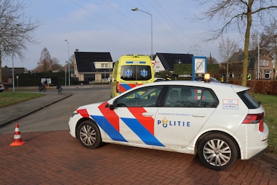Vrouw op elektrische fiets gewond bij ongeluk met auto