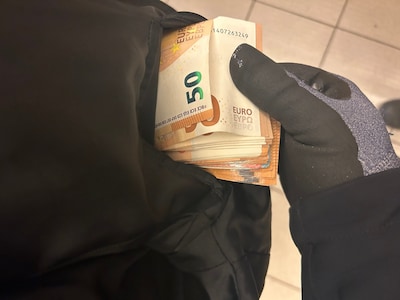 Nederlander pakt met 100.000 euro de trein naar Praag voor aankoop dure auto’s, maar reis eindigt vroegtijdig