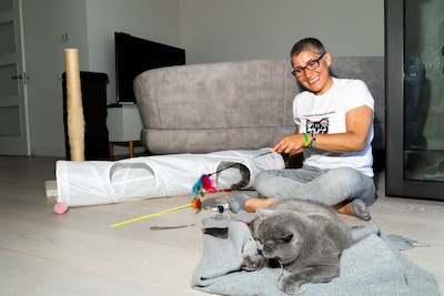 Deze kattenoppassers gaan langs tien huizen op één dag: ‘Als mensen 6 weken weg willen, zeg ik néé’