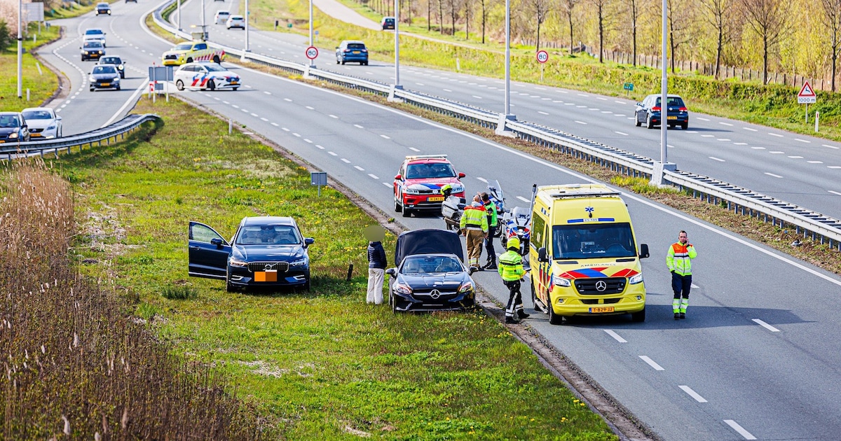 Twee auto’s botsen op N279 bij Heeswijk-Dinther, inzittende nagekeken door ambulancepersoneel