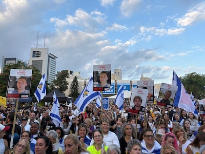 Mensen op ‘Gijzelaarsplein’ zien twintig Israëliërs terugkeren en Trump overvliegen: ‘Ben al drie dagen wakker’