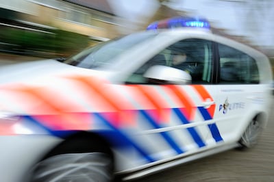 Politie omsingelt vluchtende bestuurder na achtervolging op hoge snelheid: tuin en dienstvoertuig be