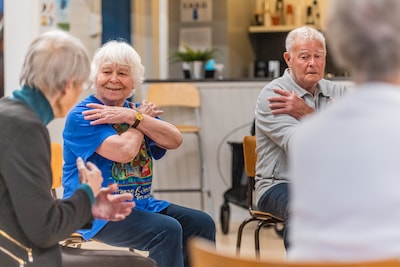 Rina (85) laat ouderen al 35 jaar bewegen op muziek die nog steeds uit cassettebandjes komt