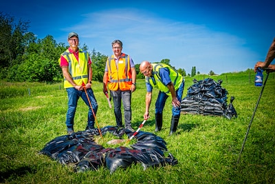 Niet alleen hoogwater bedreigt onze dijken: Jeroen controleert op scheuren en zwakke plekken bij droogte