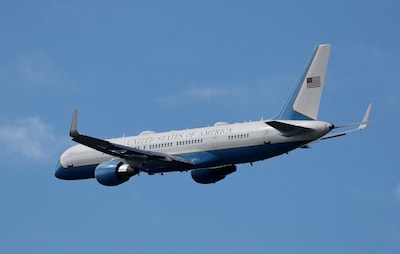 Vliegtuig met Amerikaanse minister van Defensie maakt noodlanding na barst in ruit