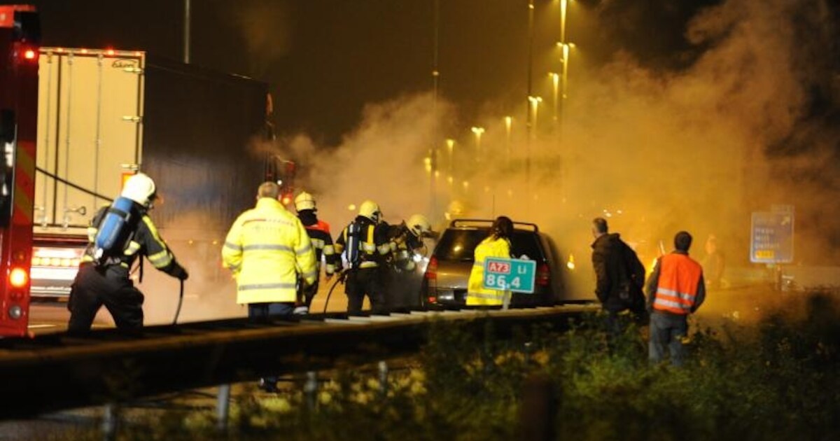 Auto in brand op A73 bij Haps