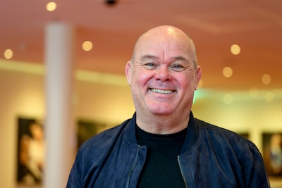 Paul de Leeuw op reis met mensen met dementie: ‘Programma met lach en een traan’