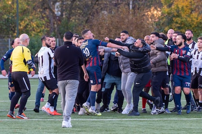 Rake klappen bij uit de hand gelopen Arnhemse derby: ‘Dit hoort niet op een voetbalveld thuis, treurig’
