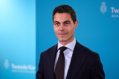 Advies aan nieuw kabinet: laat lonen politici tot 18 procent stijgen