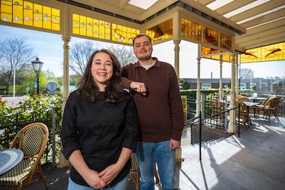 Familie knapt vervallen Veerhuis op: ‘Dit restaurant moet weer de huiskamer van Heerewaarden worden’