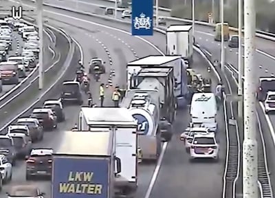 Flinke files rond Utrecht na ongeval en wegafzetting op A12