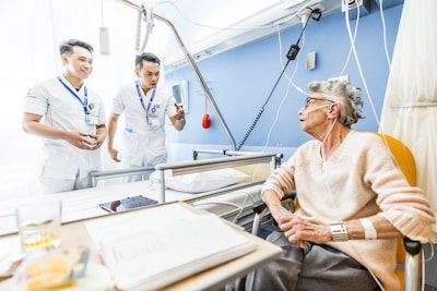 Ziekenhuizen zijn praktijken commerciële privéklinieken zat en vragen politiek om in te grijpen