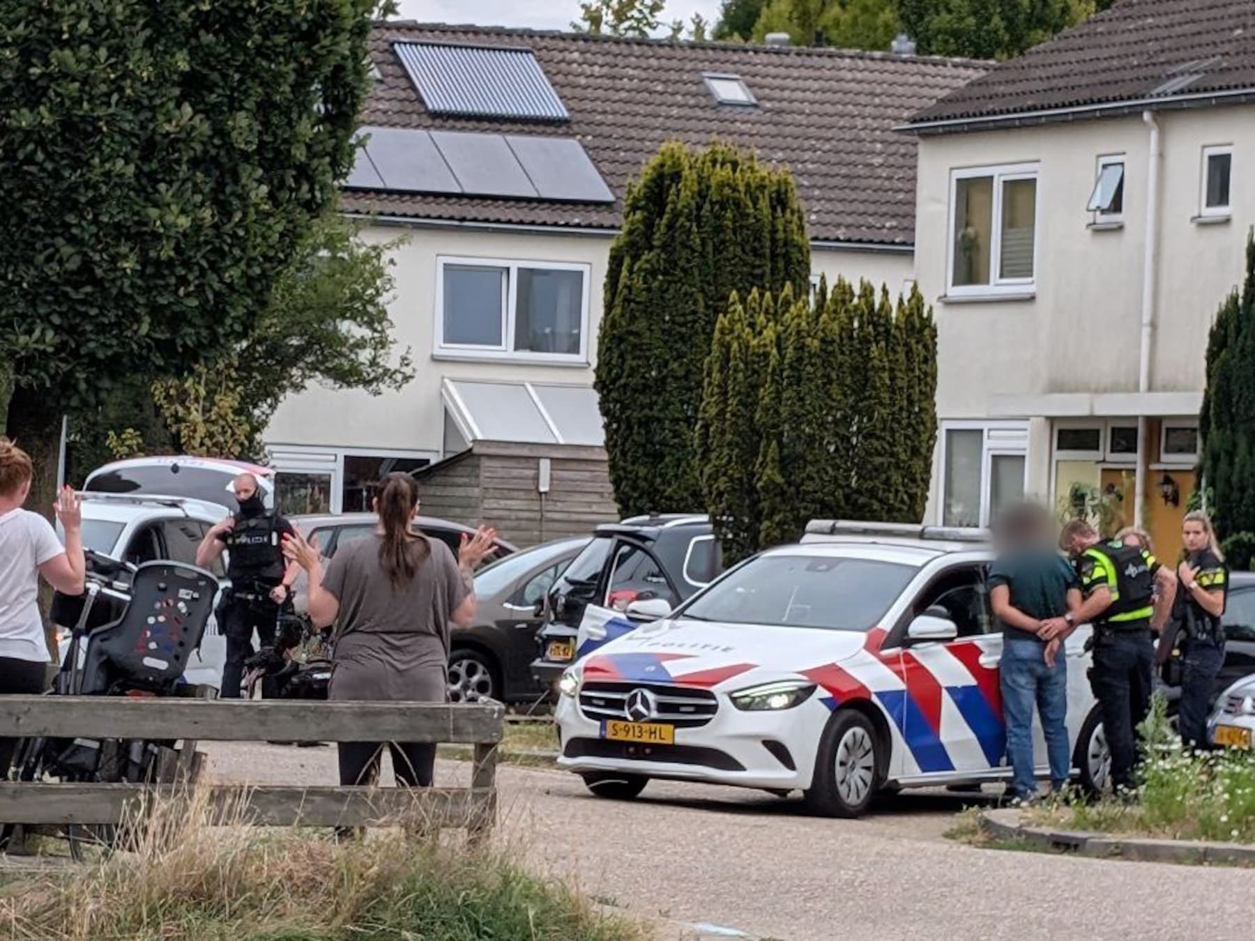 Agenten in kogelwerende vesten rukken uit voor ruzie: omwonenden staan met handen omhoog op straat