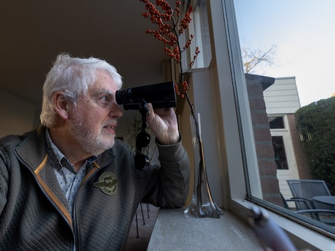 Piet (74) telt al twintig jaar vogels in zijn tuin: ‘Het worden er wel steeds minder’