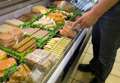 Ron hoort in de cafetaria hoe iemand ‘iets gezonds’ bestelt – en kan zijn lach niet inhouden