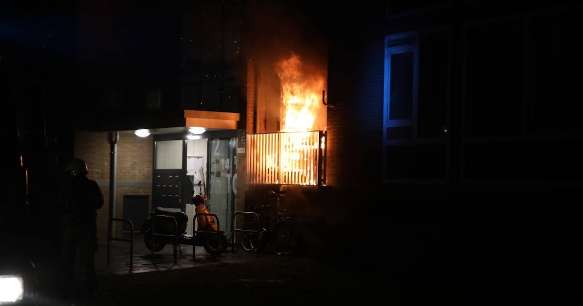 Balkonbrand in Apeldoorn veroorzaakt flinke schade, flat ontruimd