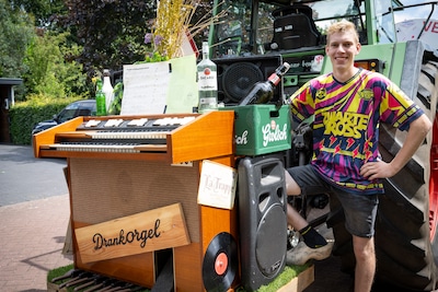 Meer deelnemers na noodoproep: optocht Haarlo telt 15 wagens, van drankorgel tot ‘Oval Office’