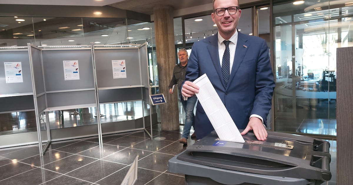 Burgemeester Mark Boumans kiest voor het linker stemhokje, maar dat zegt niets