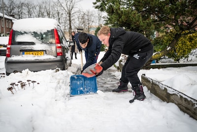 Sneeuwruimactie op Geitenkamp: ‘Ik had huilende ouderen aan de telefoon, zo blij waren ze!’