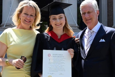 Belgische kroonprinses Elisabeth (24) heeft Harvard-diploma op zak, vader Filip is apetrots