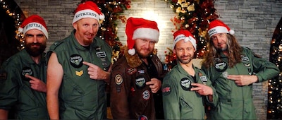 Achterhoekse Strahljäger zorgt voor turbulentie met ‘Begging for X-Mas’