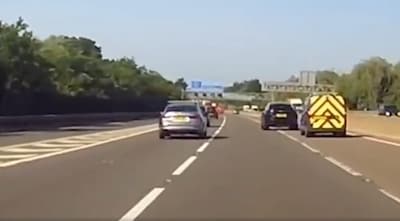 KIJK | Dashcambeelden tonen slingerende Sterling op snelweg