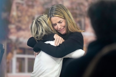 Savannah Guthrie keert emotioneel terug op redactie, moeder nog steeds vermist: ‘Ik hou vast aan mijn geloof’