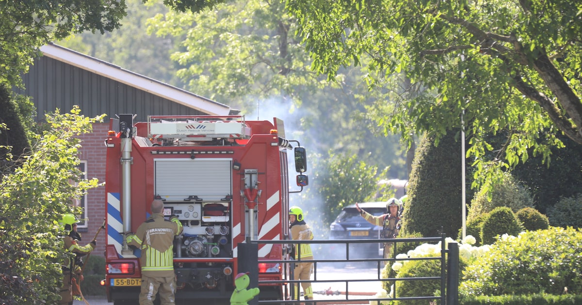 Grote brand na explosie in een loods met caravans in Renswoude