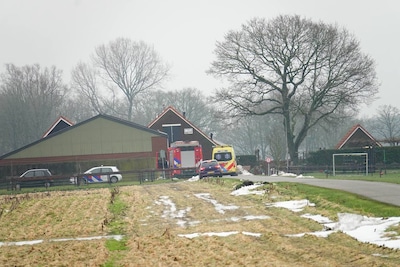 Vrouw valt in mestput op zorgboerderij bij Duitse grens