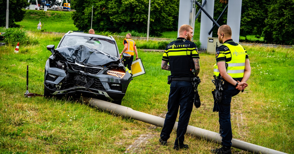 Automobilist rijdt lantaarnpaal uit de grond in Nieuwegein