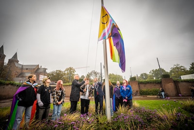 Regenboogvlag tijdens Paarse Vrijdag gehesen op Airborneplein: ‘Deze plek gaat over vrijheid’